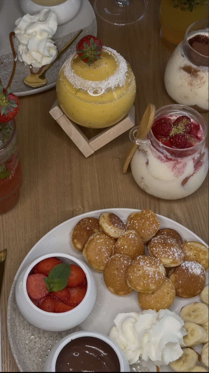 Table brunch avec desserts, mini pancakes et boisson gourmande