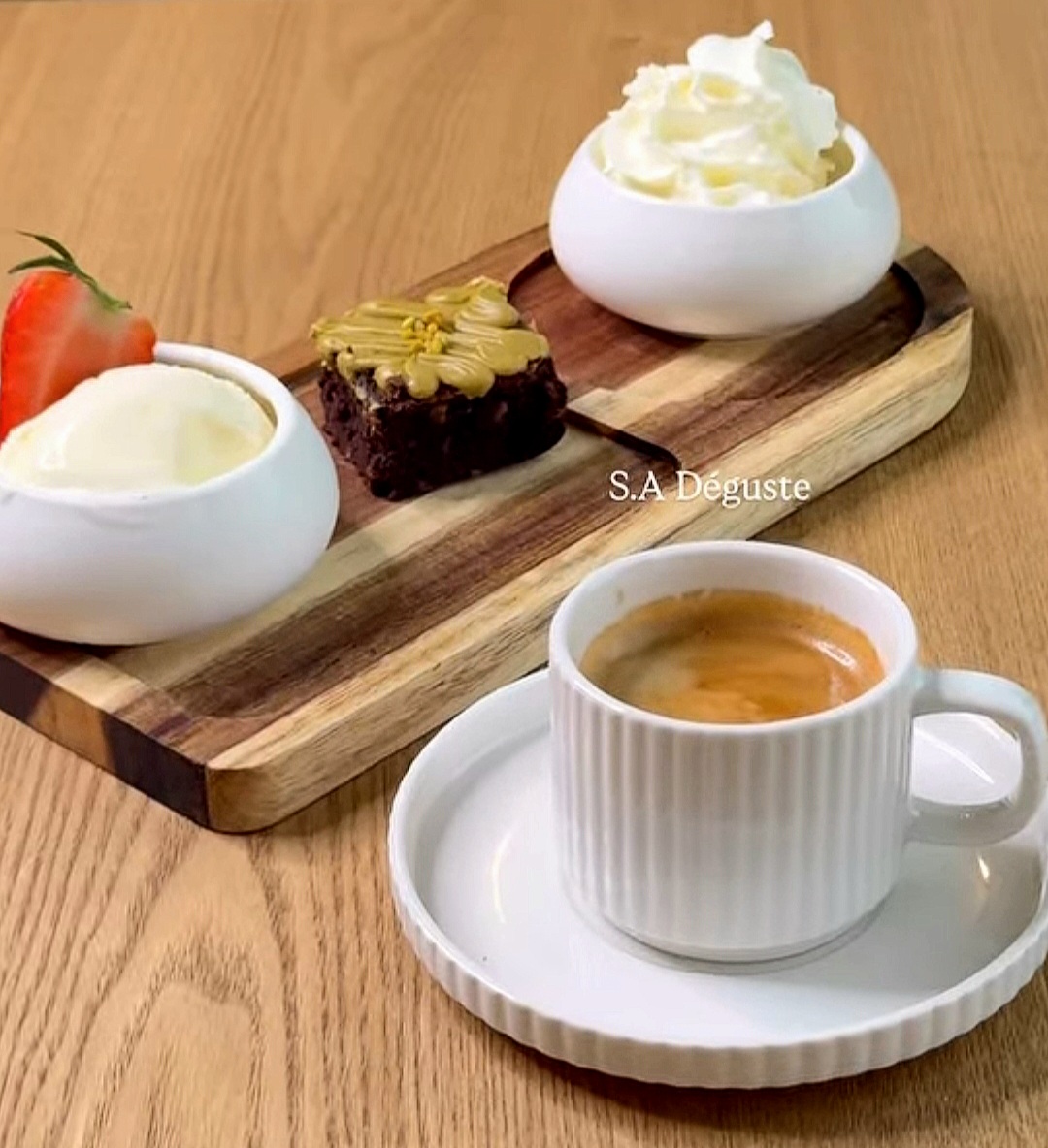 Cafe gourmand avec espresso, brownie et chantilly