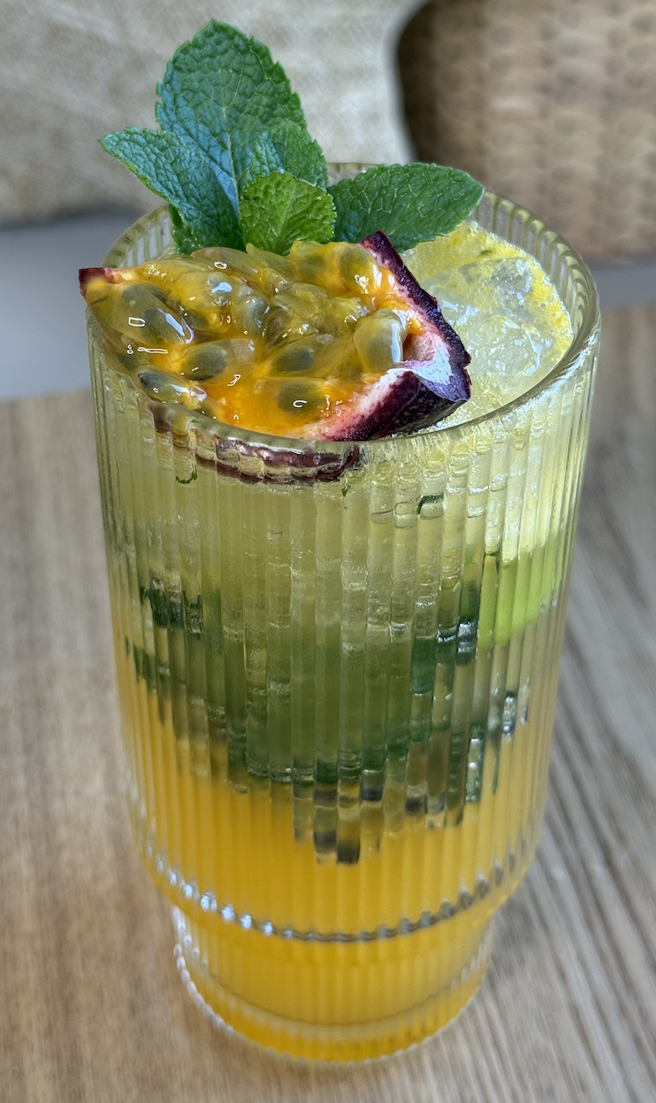 Cocktail maison passion et menthe servi bien frais