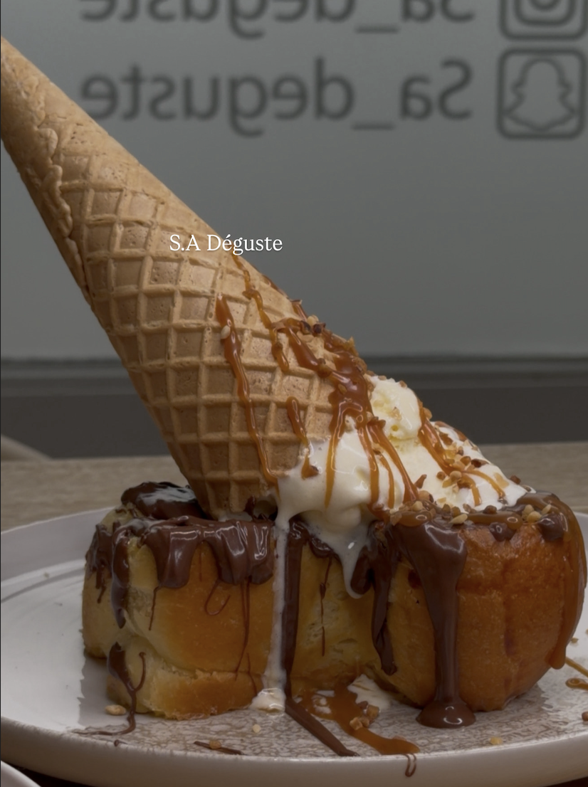 Dessert brioche gourmande avec glace vanille, chocolat et caramel