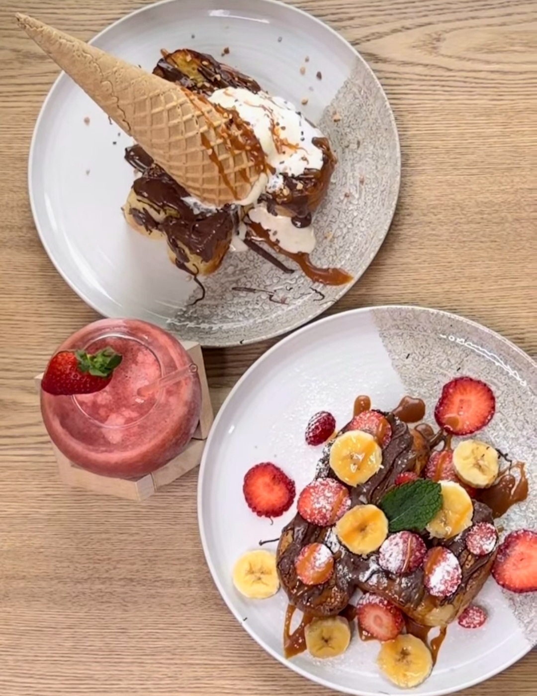 Desserts gourmands avec fraises, banane, glace et boisson fruitée