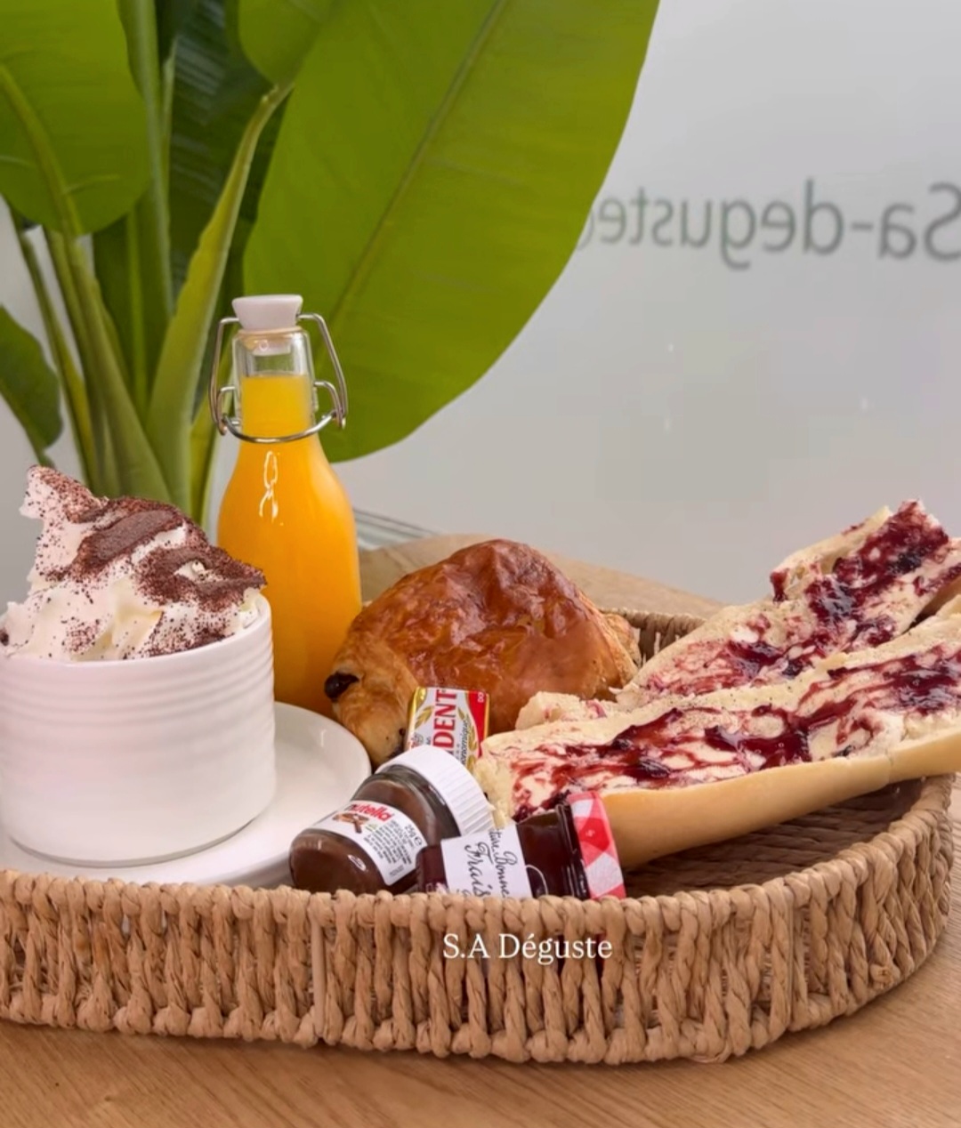 Brunch français avec jus d'orange, viennoiserie et tartines gourmandes
