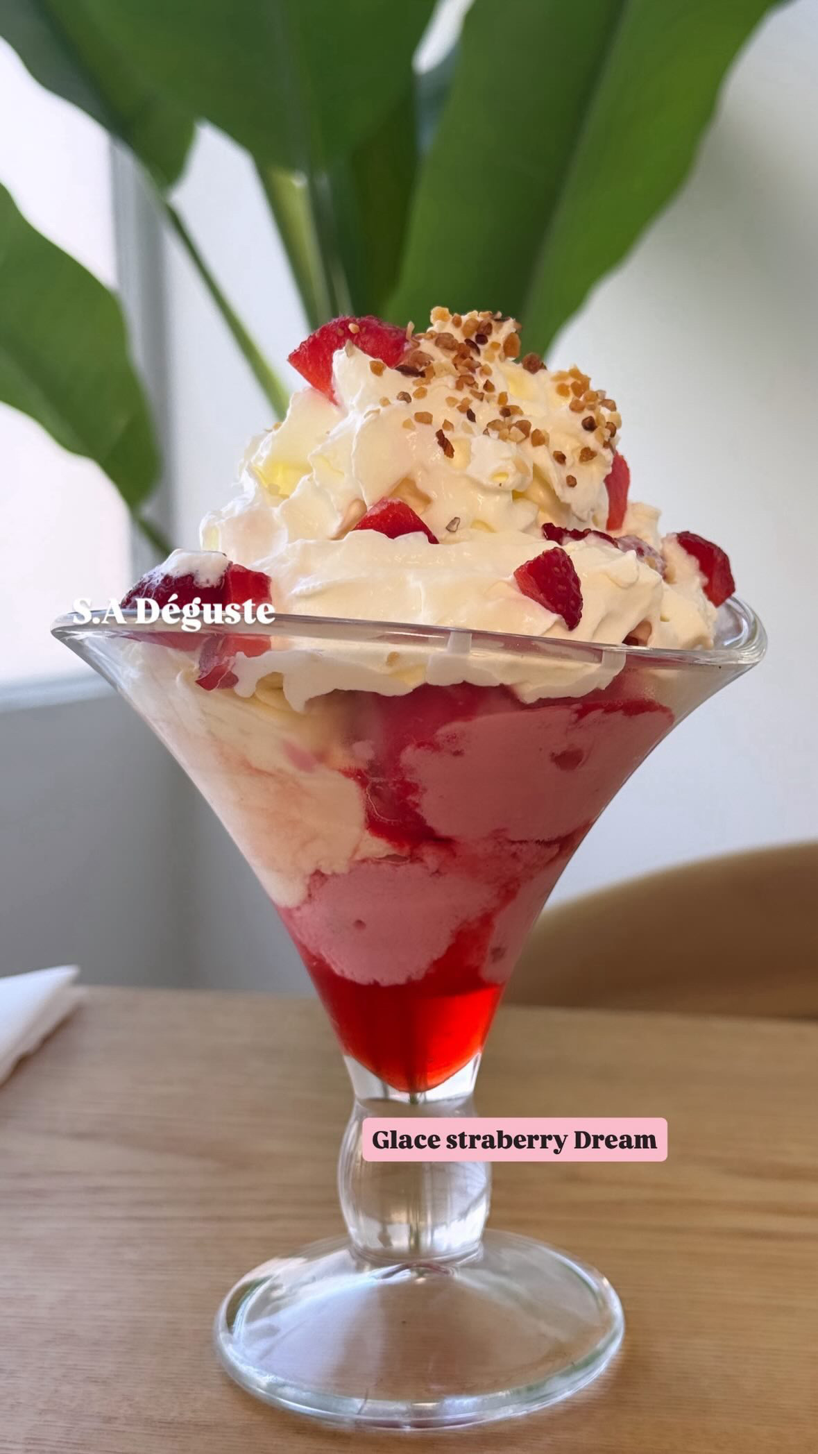 Coupe glacee Strawberry Dream avec fraise, chantilly et coulis fruit rouge