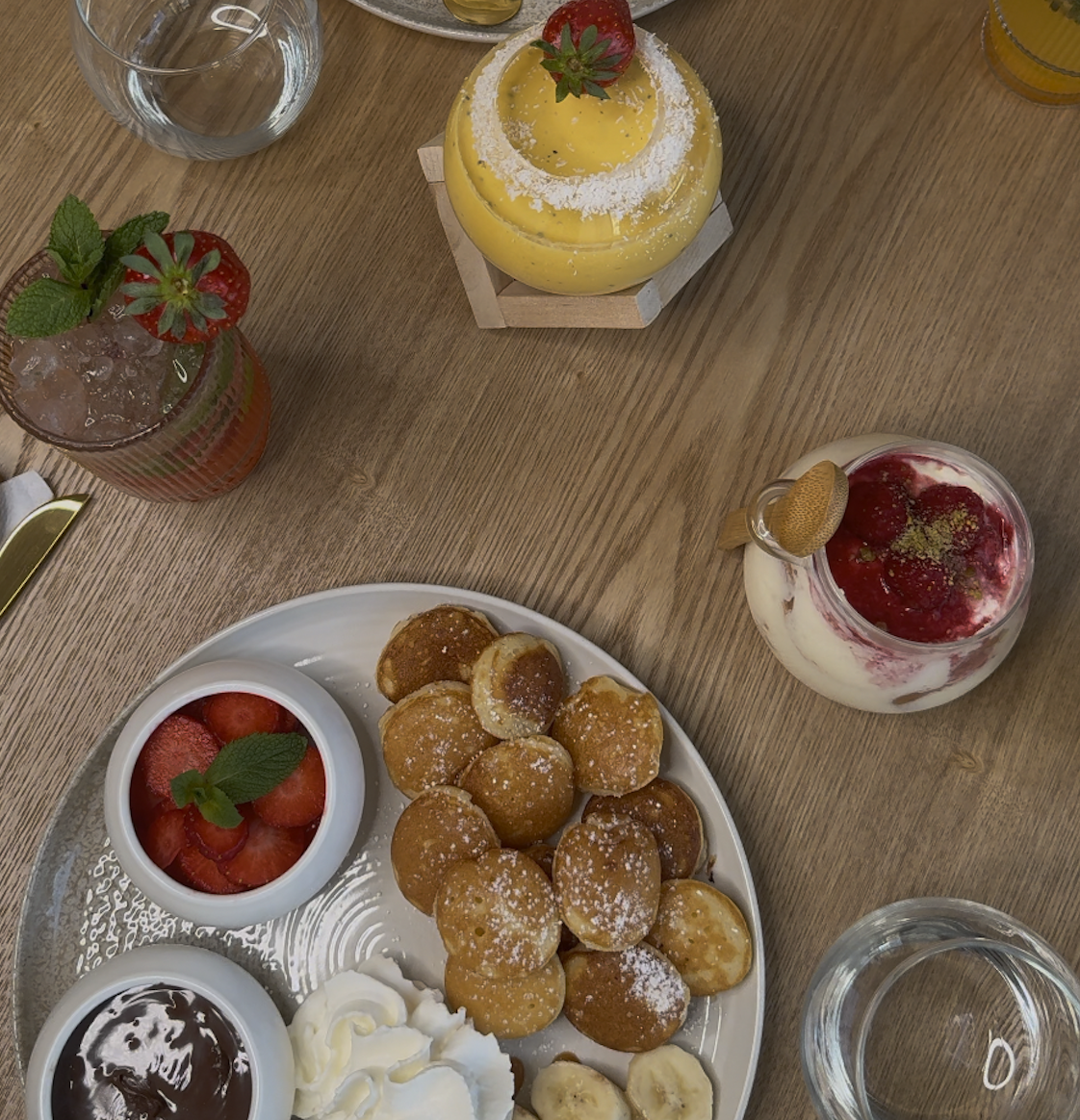 Table gourmande avec mini pancakes, desserts et boissons signée S.A déguste